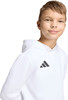 Ein Junge in einem weißen Kapuzenpullover mit Adidas-Logo auf der Brust.