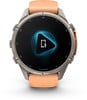 Smarte Garmin-Uhr mit orangefarbenem Armband und Mikrofonsymbol.
