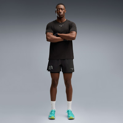 Ein Mann in schwarzem T-Shirt und Shorts steht mit verschränkten Armen da. Ein Mann in schwarzem T-Shirt und Shorts steht mit verschränkten Armen da.