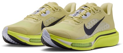 Sárga Nike futócipő fekete Swoosh logóval és Zoom Air párnázással.