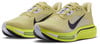 Sárga Nike futócipő fekete Swoosh logóval és Zoom Air párnázással.