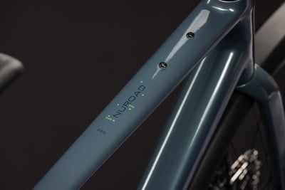 Detail eines Fahrradrahmens mit der Aufschrift NUROAD PRO. Detail eines Fahrradrahmens mit der Aufschrift NUROAD PRO.