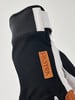 Schwarze Hestra-Skihandschuhe mit weißen Lederdetails und Logo.