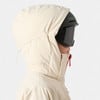 Detail einer Jacke mit Kapuze und Skibrille auf dem Kopf.