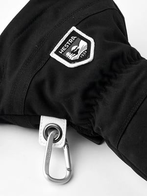 Schwarze Handschuhe mit Hestra-Logo und Karabiner. Schwarze Handschuhe mit Hestra-Logo und Karabiner.