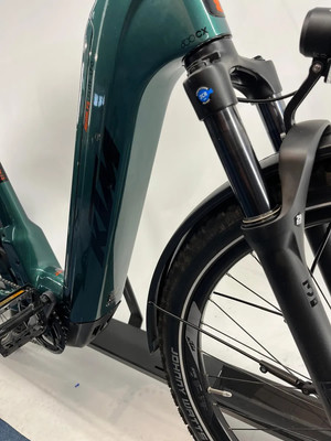 Grünes KTM E-Bike mit Federgabel und Schutzblech. Grünes KTM E-Bike mit Federgabel und Schutzblech.