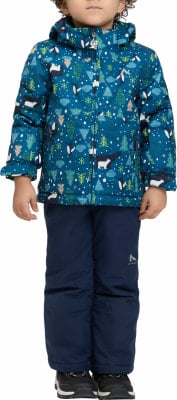 Kind in Winterjacke mit Wald- und Tiermotiv und dunkelblauer Hose.