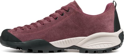 Weinrote Wildlederschuhe mit schwarzer Spitze und Sohle. Weinrote Wildlederschuhe mit schwarzer Spitze und Sohle.