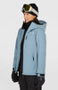 Eine Frau in einer blauen Skijacke, schwarzer Mütze und Brille.