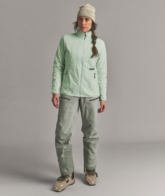 Eine Frau in Skibekleidung mit Jacke und Hose, trägt eine Mütze. Eine Frau in Skibekleidung mit Jacke und Hose, trägt eine Mütze.