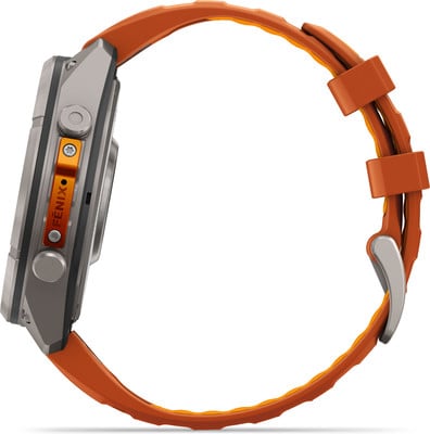 Garmin Fenix Uhr mit orangefarbenem Armband und Metallschnalle. Garmin Fenix Uhr mit orangefarbenem Armband und Metallschnalle.