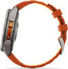 Garmin Fenix Uhr mit orangefarbenem Armband und Metallschnalle.