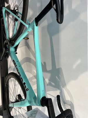 Der Rahmen des Bianchi-Rads ist türkis mit schwarzen Details.