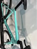 Der Rahmen des Bianchi-Rads ist türkis mit schwarzen Details.