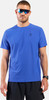 Ein Mann in einem blauen T-Shirt und einer schwarzen Hose mit Brille.