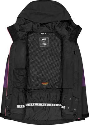Innere Seite einer schwarzen Skijacke mit violetten Details und Logo