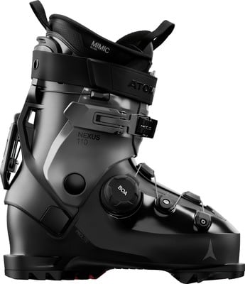 Ein schwarzer Atomic Nexus 110 Skischuh mit BOA-System und Mimic-Technologie. Ein schwarzer Atomic Nexus 110 Skischuh mit BOA-System und Mimic-Technologie.
