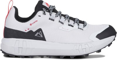 Weißer Trailrunning-Schuh mit schwarzen und roten Details und Gore-Tex. Weißer Trailrunning-Schuh mit schwarzen und roten Details und Gore-Tex.
