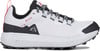 Weißer Trailrunning-Schuh mit schwarzen und roten Details und Gore-Tex.