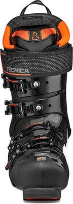 Schwarze Skischuhe von Tecnica mit orangefarbenen Details und Schnallen. Schwarze Skischuhe von Tecnica mit orangefarbenen Details und Schnallen.