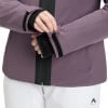 Detail eines Ärmels einer lila Skijacke mit schwarzen Bündchen und Klettverschlüssen.