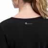 Detail der Rückseite eines schwarzen T-Shirts mit Logo