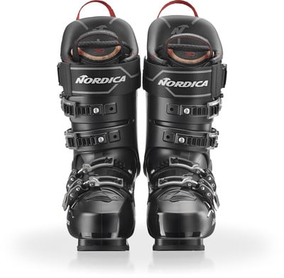 Zwei schwarze Nordica-Skischuhe mit roten Details auf weißem Hintergrund. Zwei schwarze Nordica-Skischuhe mit roten Details auf weißem Hintergrund.