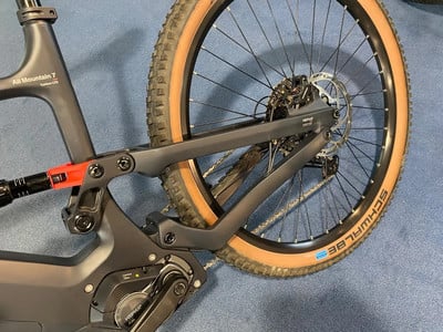 Hinterteil eines schwarzen Mountain-E-Bikes mit Federung und Dämpfer. Hinterteil eines schwarzen Mountain-E-Bikes mit Federung und Dämpfer.