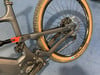Hinterteil eines schwarzen Mountain-E-Bikes mit Federung und Dämpfer.