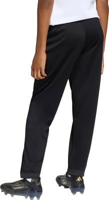 Schwarze Sporthose mit Seitenstreifen und Fußballschuhen.