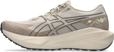 Beige Laufschuhe mit Bergdesign und Markenlogo.