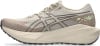 Beige Laufschuhe mit Bergdesign und Markenlogo.