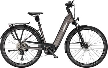 Graues KTM E-Bike mit Gepäckträger und Schutzblechen vor weißem Hintergrund.