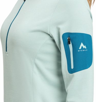 Hellblaues Damen-Sweatshirt mit einer dunkleren blauen Tasche am Ärmel. Hellblaues Damen-Sweatshirt mit einer dunkleren blauen Tasche am Ärmel.