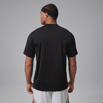 Rückansicht eines Mannes in schwarzem T-Shirt und weißer Hose. Rückansicht eines Mannes in schwarzem T-Shirt und weißer Hose.