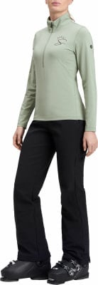 Eine Frau in Skikleidung, hellgrüner Pullover und schwarze Hose. Eine Frau in Skikleidung, hellgrüner Pullover und schwarze Hose.