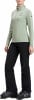 Eine Frau in Skikleidung, hellgrüner Pullover und schwarze Hose.