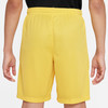 Rückansicht eines Jungen in gelben Shorts mit schwarzem Oberteil.