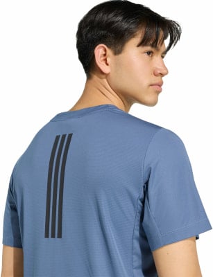 Ein blaues T-Shirt mit schwarzen Streifen auf dem Rücken für Herren. Ein blaues T-Shirt mit schwarzen Streifen auf dem Rücken für Herren.