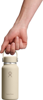 Eine Hand hält eine helle Hydro Flask Flasche mit Logo und Tragegriff. Eine Hand hält eine helle Hydro Flask Flasche mit Logo und Tragegriff.