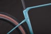 Fahrradrahmendetail mit Reifen und schwarzem Hintergrund.
