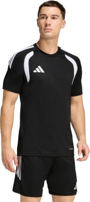 Ein Mann in einem schwarzen Adidas Sport-T-Shirt und Shorts. Ein Mann in einem schwarzen Adidas Sport-T-Shirt und Shorts.