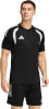 Ein Mann in einem schwarzen Adidas Sport-T-Shirt und Shorts.