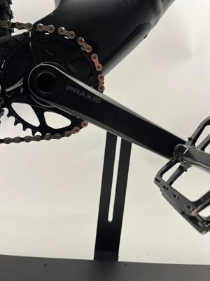 Detail der Fahrradkurbelgarnitur und des Kettenblatts von Praxis. Detail der Fahrradkurbelgarnitur und des Kettenblatts von Praxis.