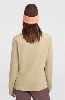 Rückansicht einer Person in einem beigen Fleece-Pullover und einer zweifarbigen Mütze. Rückansicht einer Person in einem beigen Fleece-Pullover und einer zweifarbigen Mütze.