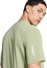 Mann in einem grünen T-Shirt mit TERREX-Aufschrift auf dem Ärmel.