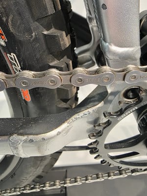 Detail einer Mountainbike-Kette und eines Kettenblatts mit SRAM-Logo. Detail einer Mountainbike-Kette und eines Kettenblatts mit SRAM-Logo.