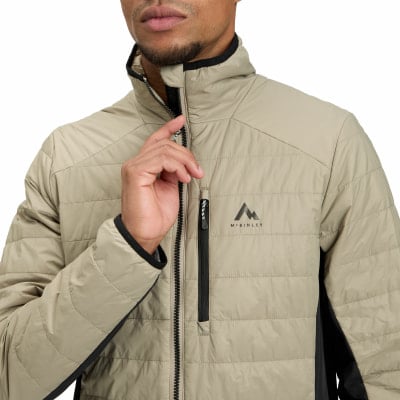 Mann in einer beigen Daunenjacke mit schwarzen Details und McKinley-Logo. Mann in einer beigen Daunenjacke mit schwarzen Details und McKinley-Logo.