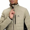 Mann in einer beigen Daunenjacke mit schwarzen Details und McKinley-Logo.