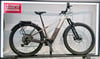 Ein Trek E-Mountainbike mit Gepäckträger und Schutzblechen im Geschäft.